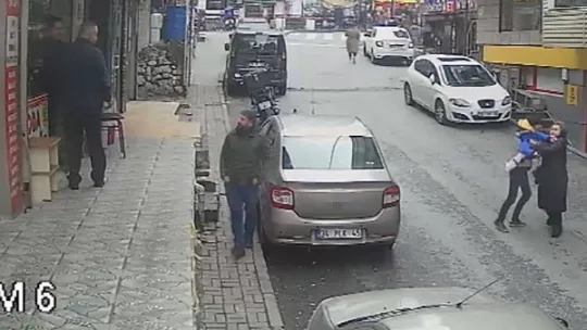 (Özel) İstanbul'da bıçaklı eski eş dehşeti kamerada: Kadını ölümden montu kurtardı