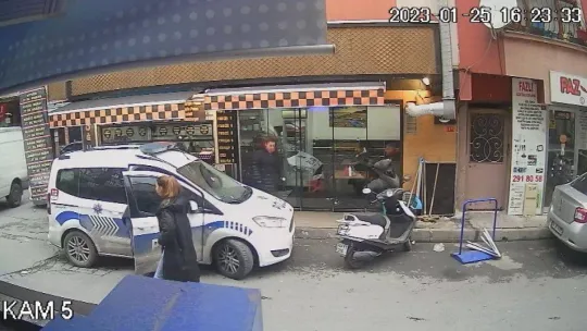 (Özel) İstanbul'da bıçaklı eski eş dehşeti kamerada: Kadını ölümden montu kurtardı