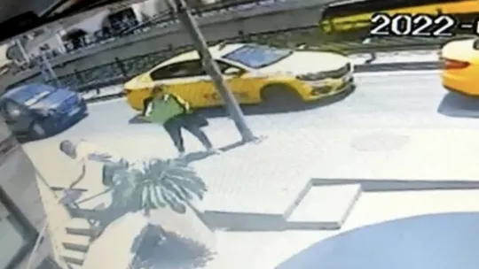 İstanbul'da kadına kapkaç anları kamerada: Şahsı kovalarken yere düştü