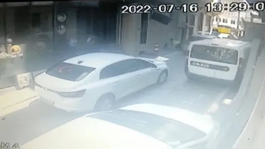 İstanbul'da kadına kapkaç anları kamerada: Şahsı kovalarken yere düştü