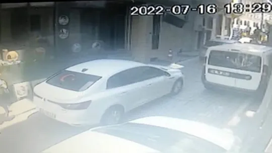 İstanbul'da kadına kapkaç anları kamerada: Şahsı kovalarken yere düştü