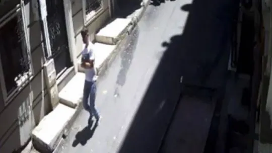 İstanbul'da kadına kapkaç anları kamerada: Şahsı kovalarken yere düştü