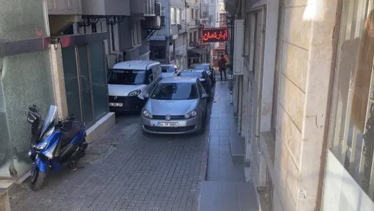 İstanbul'da kadına kapkaç anları kamerada: Şahsı kovalarken yere düştü