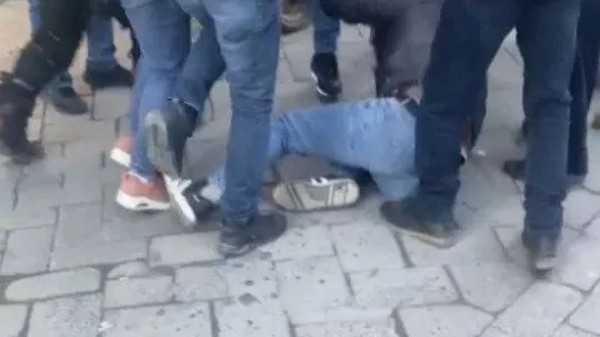 (ÖZEL) Kadını takip ettiği iddiasıyla yakınları tarafından darp edildi