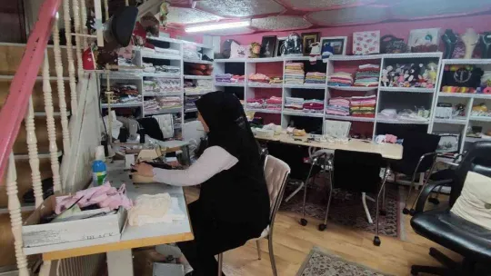 (Özel) Kadınlar evde yaptıkları ürünleri bu dükkana bırakıp gidiyor