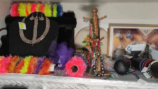 (Özel) Kadınlar evde yaptıkları ürünleri bu dükkana bırakıp gidiyor