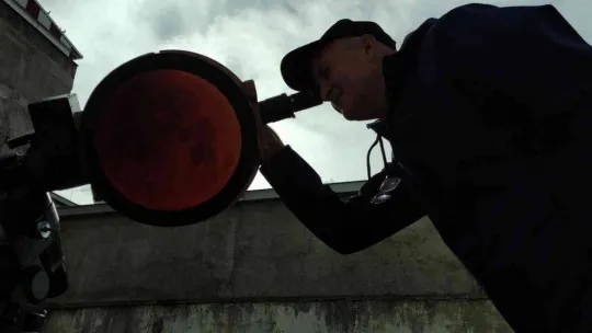 (Özel) Kendi yaptığı teleskopla güneş ve ayı yıl boyunca görüntülüyor