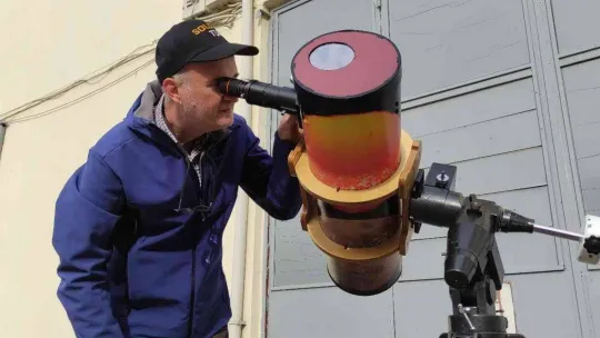 (Özel) Kendi yaptığı teleskopla güneş ve ayı yıl boyunca görüntülüyor