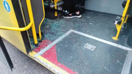 (Özel) Otobüs camı yüzünde patladı, oturduğu yerden kalkamadı