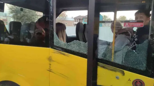 (Özel) Otobüs camı yüzünde patladı, oturduğu yerden kalkamadı