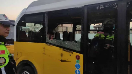 (Özel) Otobüs camı yüzünde patladı, oturduğu yerden kalkamadı