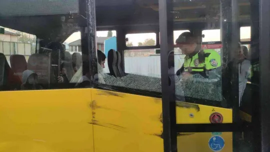 (Özel) Otobüs camı yüzünde patladı, oturduğu yerden kalkamadı