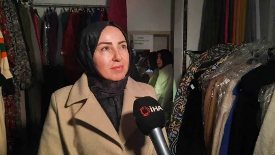 (Özel) Şişli'de ilginç görüntü: Müşteriler zifiri karanlıkta fenerle alışveriş yapıyor