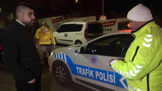 (Özel) Uygulama noktasından kaçtı çıkmaz sokakta yakalandı, ehliyetine el konuldu