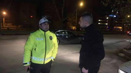 (Özel) Uygulama noktasından kaçtı çıkmaz sokakta yakalandı, ehliyetine el konuldu
