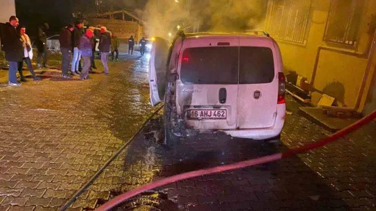 Park halindeki araç alev alev yandı