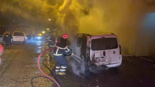 Park halindeki araç alev alev yandı