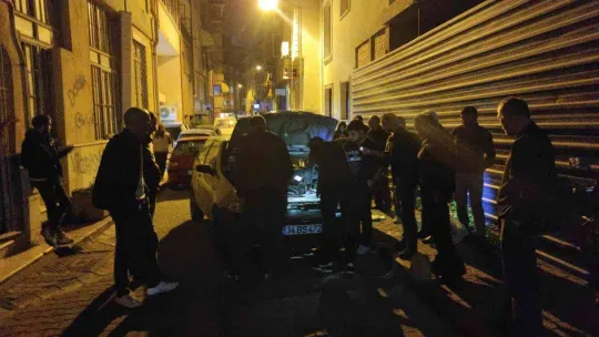 Park halindeki araca çarpan otomobil yan yattı, sürücü yara almadan kurtuldu