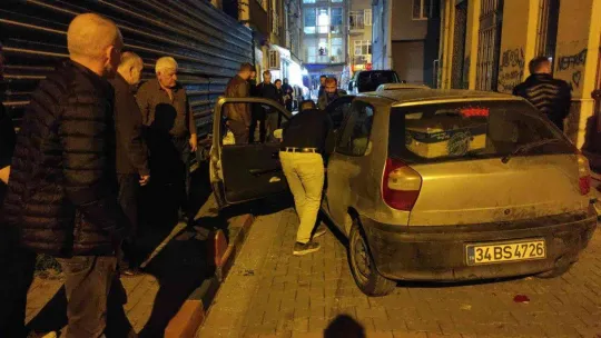 Park halindeki araca çarpan otomobil yan yattı, sürücü yara almadan kurtuldu