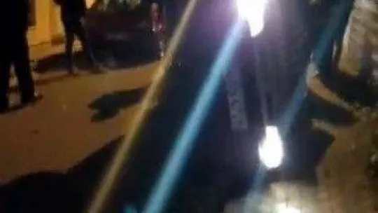 Park halindeki araca çarpan otomobil yan yattı, sürücü yara almadan kurtuldu