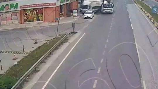 Park halindeki kamyona çarpıp kaçtı