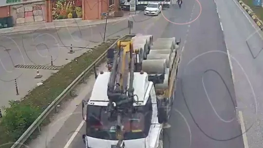 Park halindeki kamyona çarpıp kaçtı