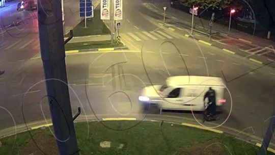 Park halindeki kamyona çarpıp kaçtı