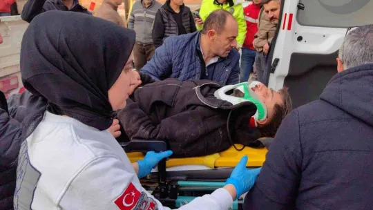 Park halindeki kamyonete çarpan sürücü ağır yaralandı