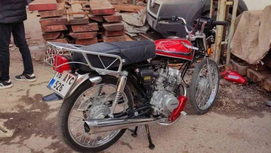 Park halindeki kamyonete çarpan sürücü ağır yaralandı