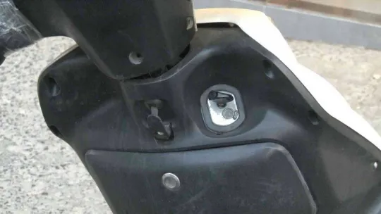 Park halindeki motosikletin anahtarını çalan hırsız kamerada