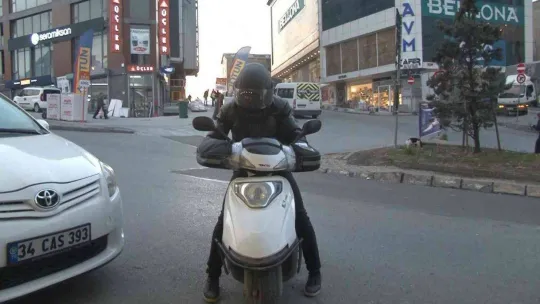 Park halindeki motosikletin anahtarını çalan hırsız kamerada