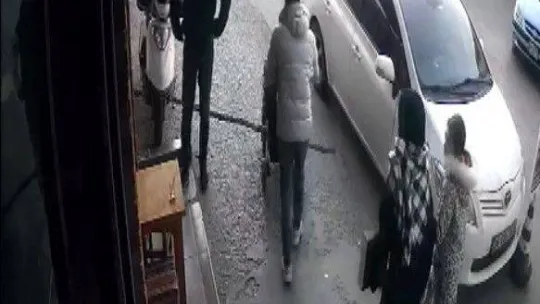 Park halindeki motosikletin anahtarını çalan hırsız kamerada