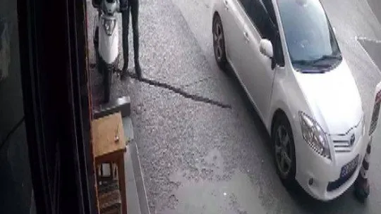Park halindeki motosikletin anahtarını çalan hırsız kamerada