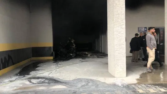 Park halindeki motosikletler alevlere teslim oldu