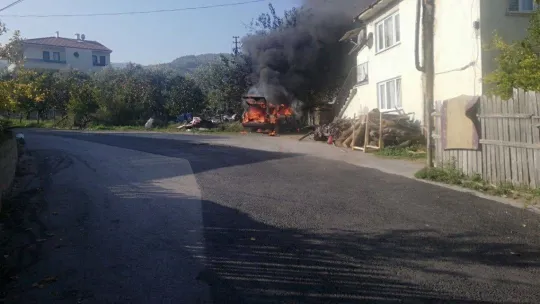 Park halindeki otomobil alev alev yandı