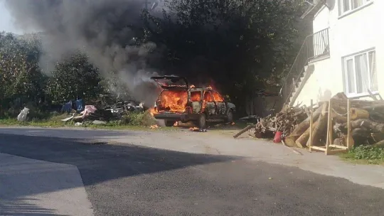 Park halindeki otomobil alev alev yandı