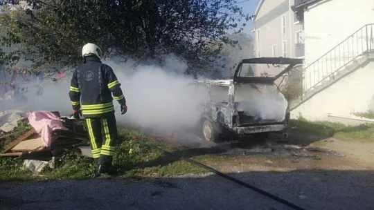 Park halindeki otomobil alev alev yandı