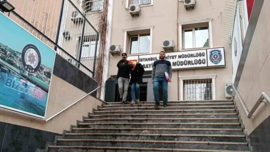 Park halindeki otomobilden konsol hırsızlığı kamerada