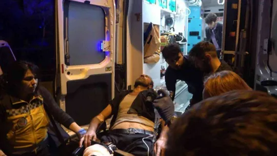 Parkta bıçaklı kavga: Baba ve 2 oğlu yaralandı