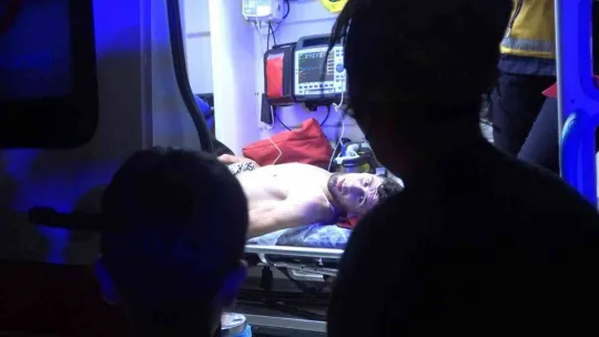 Parkta bıçaklı kavga: Baba ve 2 oğlu yaralandı