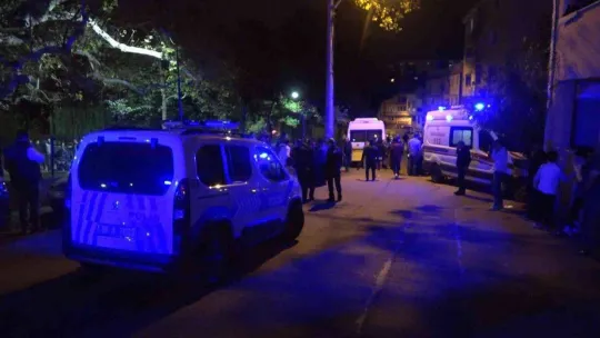 Parkta bıçaklı kavga: Baba ve 2 oğlu yaralandı