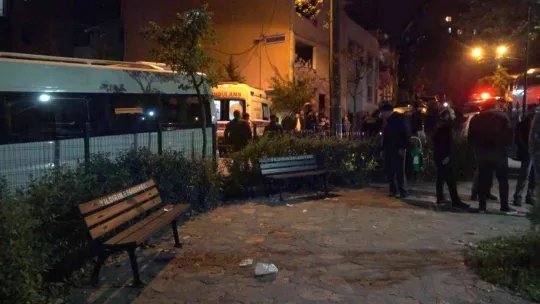 Parkta bıçaklı kavga: Baba ve 2 oğlu yaralandı