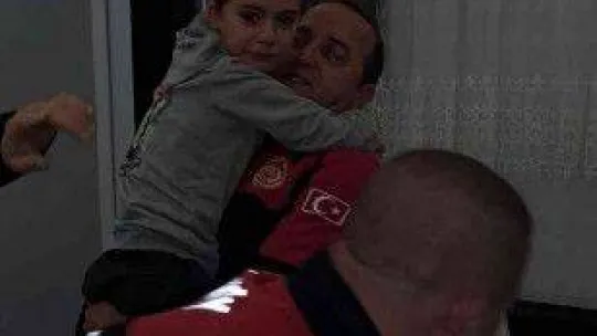 Parmağı mutfak aletine sıkışan çocuğu itfaiye kurtardı