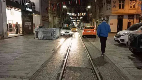 Patlamadan dolayı kapatılan Taksim Meydanı ve İstiklal Caddesi yaya ve araç trafiğine açıldı