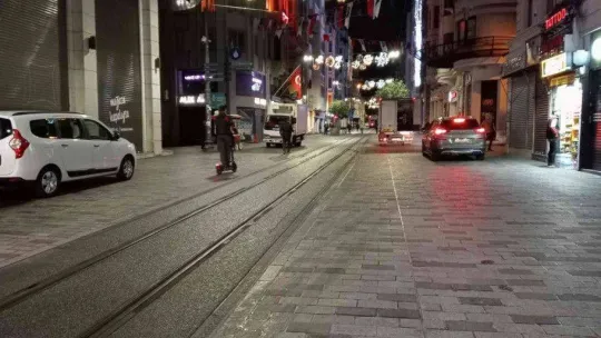 Patlamadan dolayı kapatılan Taksim Meydanı ve İstiklal Caddesi yaya ve araç trafiğine açıldı
