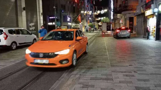 Patlamadan dolayı kapatılan Taksim Meydanı ve İstiklal Caddesi yaya ve araç trafiğine açıldı