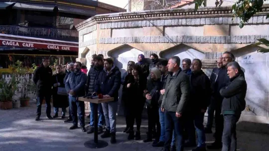 Pazar günü kapatma kararına karşı kuaförler Maltepe'de toplandı