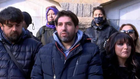 Pazar günü kapatma kararına karşı kuaförler Maltepe'de toplandı