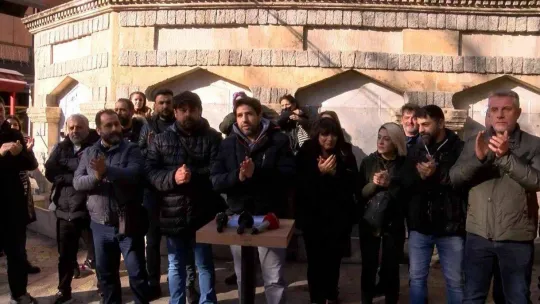 Pazar günü kapatma kararına karşı kuaförler Maltepe'de toplandı