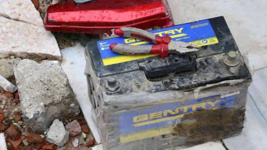 Pazarcı esnafının kamyonetlerinin akülerini tam 11 kez çaldılar